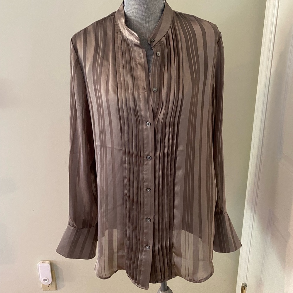 Banana Republic Blouse with pleats on front and bow detail on wrist NWOT